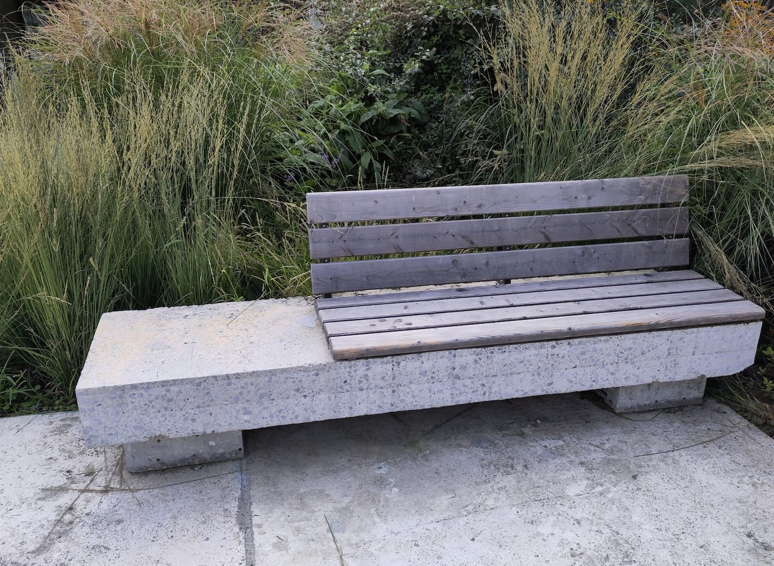 Banc en béton de réemploi